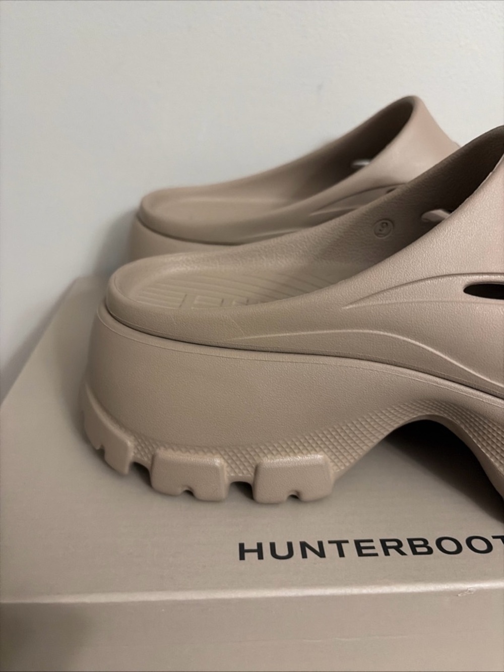 HUNTER Women’s New! Bryce beige clogs size 9 - Picture 5 of 8